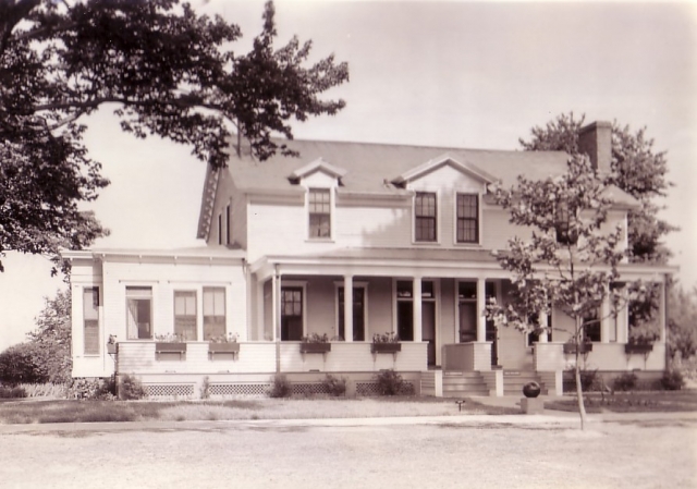 <p><strong>Italianate</strong>: Officers&#39; Quarters (Building 2; built 1878), view west, ca. 1939.</p>