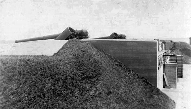 <p>The 6-inch pedestal-mounted direct-fire guns of Battery Kinney, photographed sometime before 1917.</p>