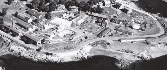 <p>The Defense and Support Area included Fort Slocum&#39;s Mortar Battery (center left) and adjoining land on either side. Aerial view, looking north, late 1950s.</p>