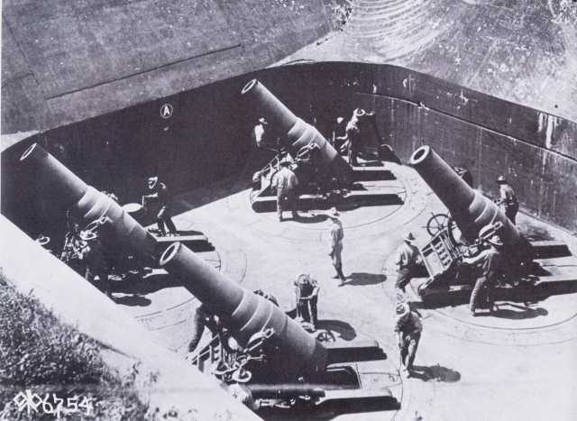 <p>The heavy mortars in a pit similar to those of Fort Slocum at Battery Seminole, Fort Taylor, Key West, Florida, circa 1918.</p>