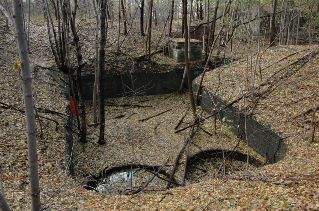 <p>Fort Slocum&#39;s Battery Overton, Pit B (Building 127), looking southwest, November 2005.</p>