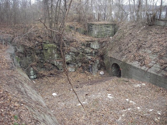 <p>Exposed bedrock, which forms southern wall of Battery Haskin Pit A (Building 125), looking southwest, December 2008.</p>