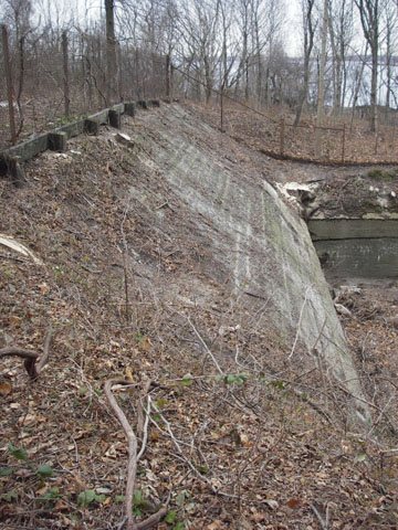 <p>A typical steep concrete wall of one of the pits of Fort Slocum&#39;s Mortar Battery: Battery Haskin Pit B (Building 126), looking south-southwest, December 2008.</p>