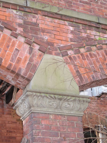 <p><strong>Romanesque Revival, detail</strong>: Cushion capital with foliate decoration. East facade porch, Commanding Officer&#39;s Quarters (Building 1), view west-northwest, January 2007.</p>