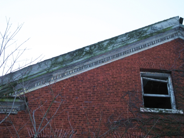 <p><strong>Colonial Revival</strong>: Dentil moldings and short cornice returns. Northwest facade, Officers&#39; Quarters (Building 35), view southeast, January 2007.</p>