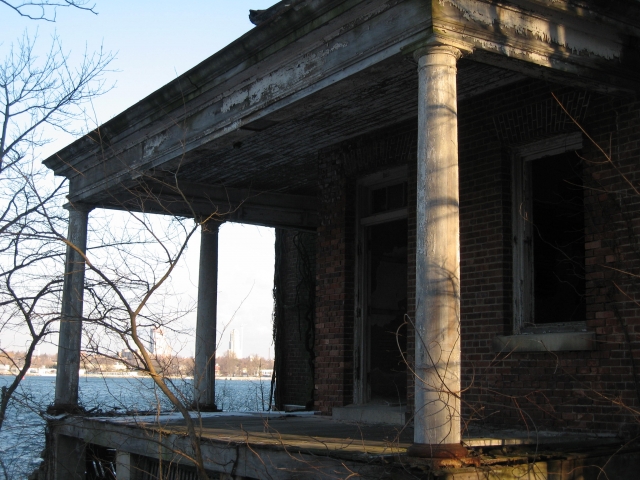 <p><strong>Colonial Revival</strong>: Elaborate main entrance with one-story porch supported by Doric columns. Officers&#39; Quarters (Building 35), view southeast, January 2007.</p>