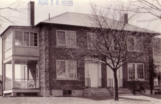 <p><strong>Colonial Revival</strong>: A later example of the style. North facade of Non-Commissioned Officers&#39; Quarters (Building 107), built 1930, looking south, ca. 1939.</p>