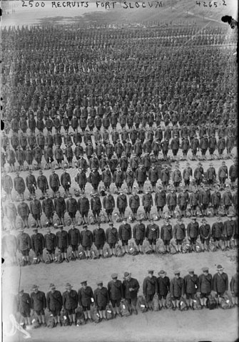 <p>2,500 of the more than 140,000 recruits who passed through Fort Slocum during the First World War lined up for this photo (Library of Congress, Prints &amp; Photos Div, GG Bain digital collection).</p>