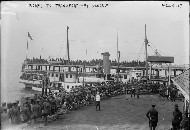 <p>Recruits departing Fort Slocum from the Passenger Dock during the First World War (Library of Congress, Prints &amp; Photos Div, GG Bain digital collection).</p>